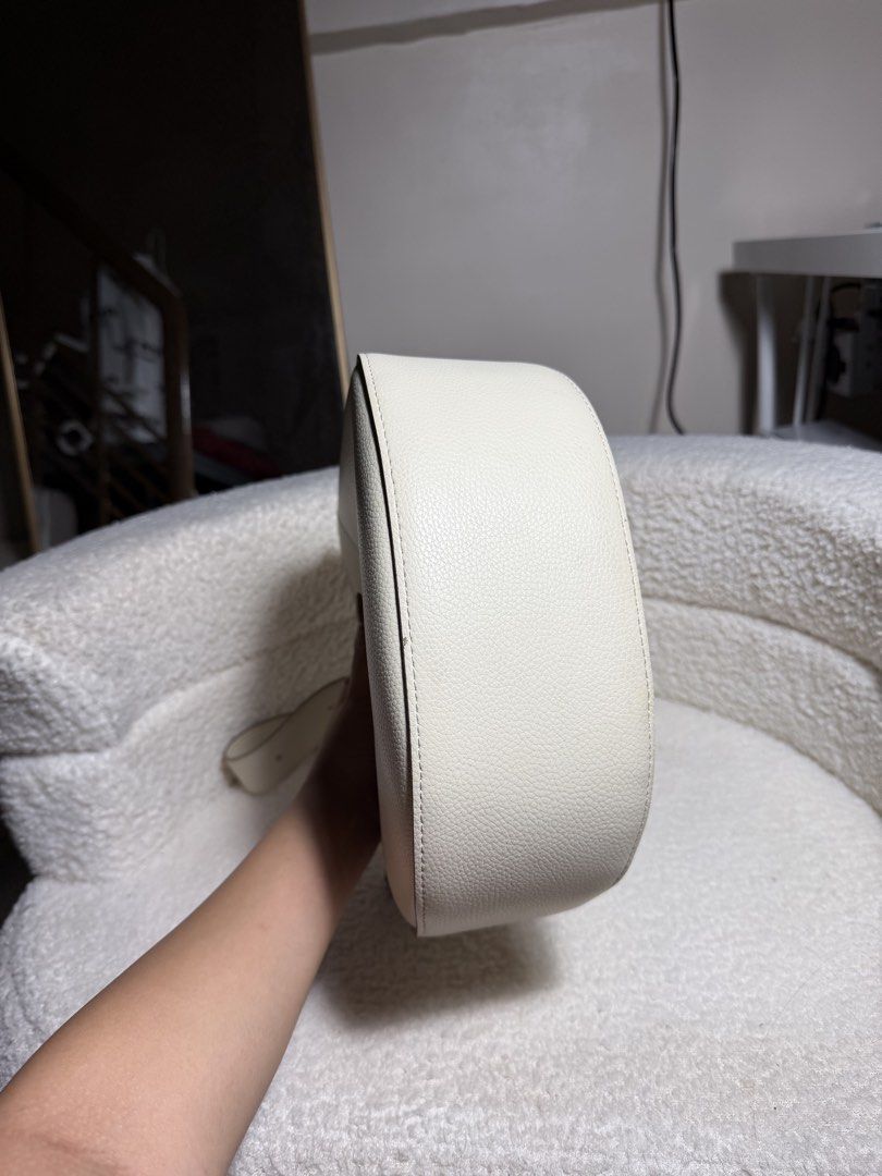 Uniqlo Sling Bag (Category: Cross-body Bags) located in Manila. Submitted by pinkkitkat (Listing ID 1441226207, Image 3). Description: Used for a month only. -Needs cleaning but in perfect condition 😊 🛵Lalamove ready 📍Tondo, Manila.