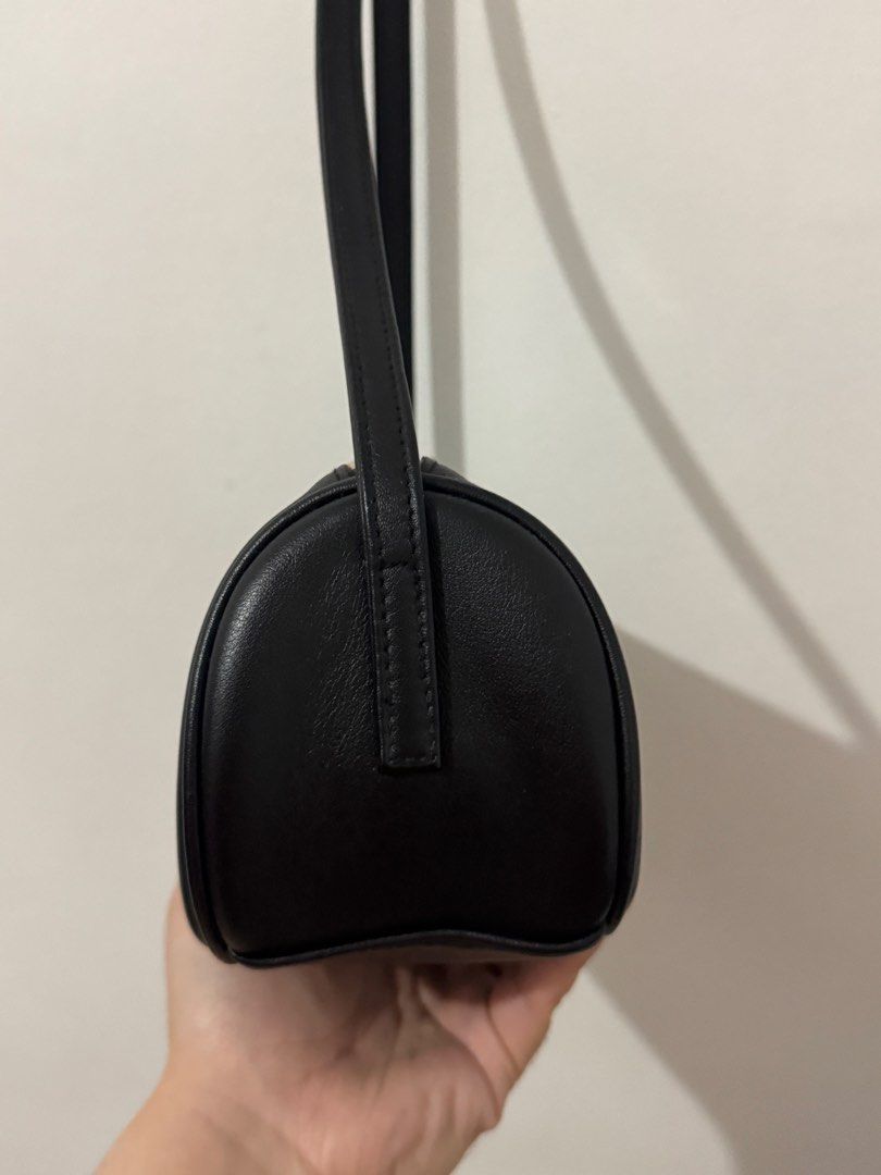 Unsimple Omega Bag - Black (Category: Shoulder Bags) located in Quezon City. Submitted by afpar (Listing ID 1441232474, Image 3). Description: Purchased from Taiwan Looks good as new Genuine nappa textured cowhide leather.