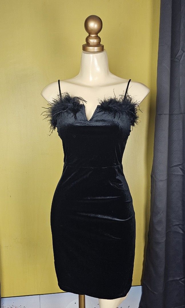 Velvet Mini Dress - Black (Category: Evening dresses & gowns) located in Quezon City. Submitted by happy.cutie888 (Listing ID 1441283667, Image 1). Description: SHEIN FASHION NOVA Black Velvet Mini Dress Size: Medium on Tag Bust: V-Cable Design Waist: 28-30 Length: 19 Zipper Back Ornament front Bust.