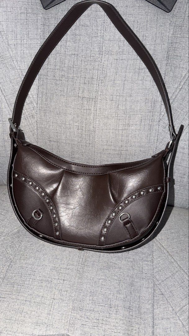 Vintage Brown Shoulder Bag | Y2K Retro Style (Category: Shoulder Bags) located in Singapore. Submitted by Angely_99 (Listing ID 1441235392, Image 1). Description: Beautiful vintage-inspired shoulder bag in a rich dark brown colour. ✨ Features: • Trendy Y2K / retro aesthetic • Dark brown leather-look finish • Studded detailing • Adjustable shoulder strap • Lightweight and practical • Easy to match with casual and vintage-inspired outfits Condition