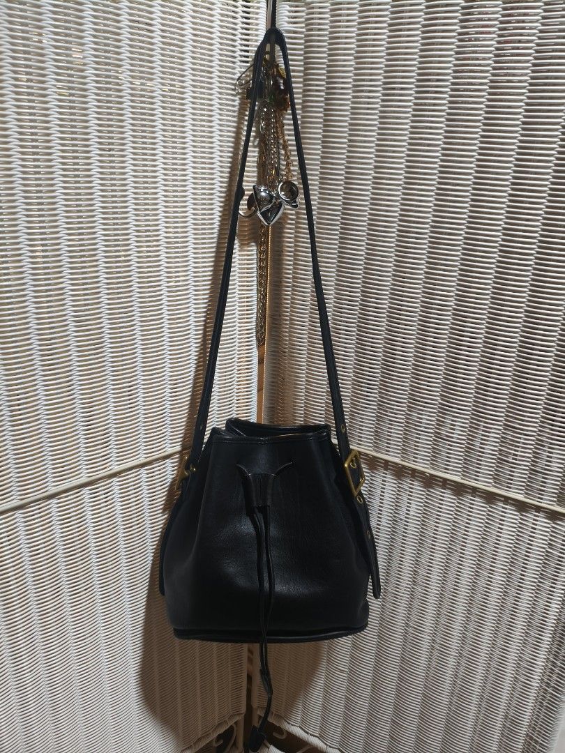 VINTAGE COACH LULAS LEGACY Style 9952 Drawstring Bag (Category: Shoulder Bags) located in San Jose. Submitted by nnayramsfinds (Listing ID 1441214256, Image 1). Description: -No hang tag -With signs of wear, see edges/trims -roomy -SF is 100..
