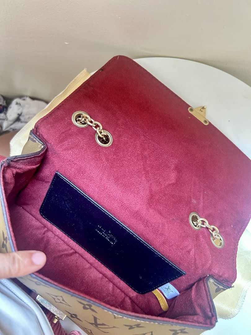 VL Sling Bag (Category: Shoulder Bags) located in Tagbilaran City. Submitted by kashitan_declutter (Listing ID 1441165021, Image 3). Description: Selling this VL sling bag. No scratches. Only used once. Sling chain in good condition. Rfs: No longer using it. .