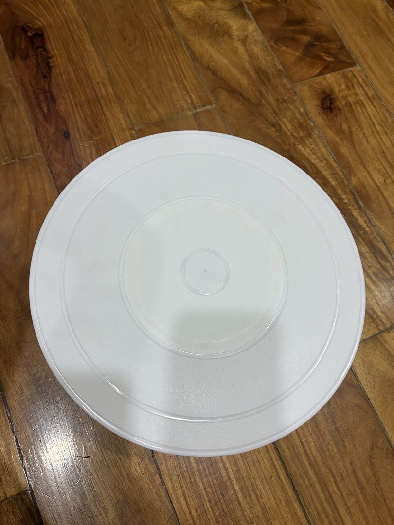 White Cake Decorating Turntable Stand (Category: Bakeware) located in Quezon City. Submitted by anolymous (Listing ID 1441328127, Image 2). Description: Detail: doesn’t turn properly Feel free to message me for more photos or details :).