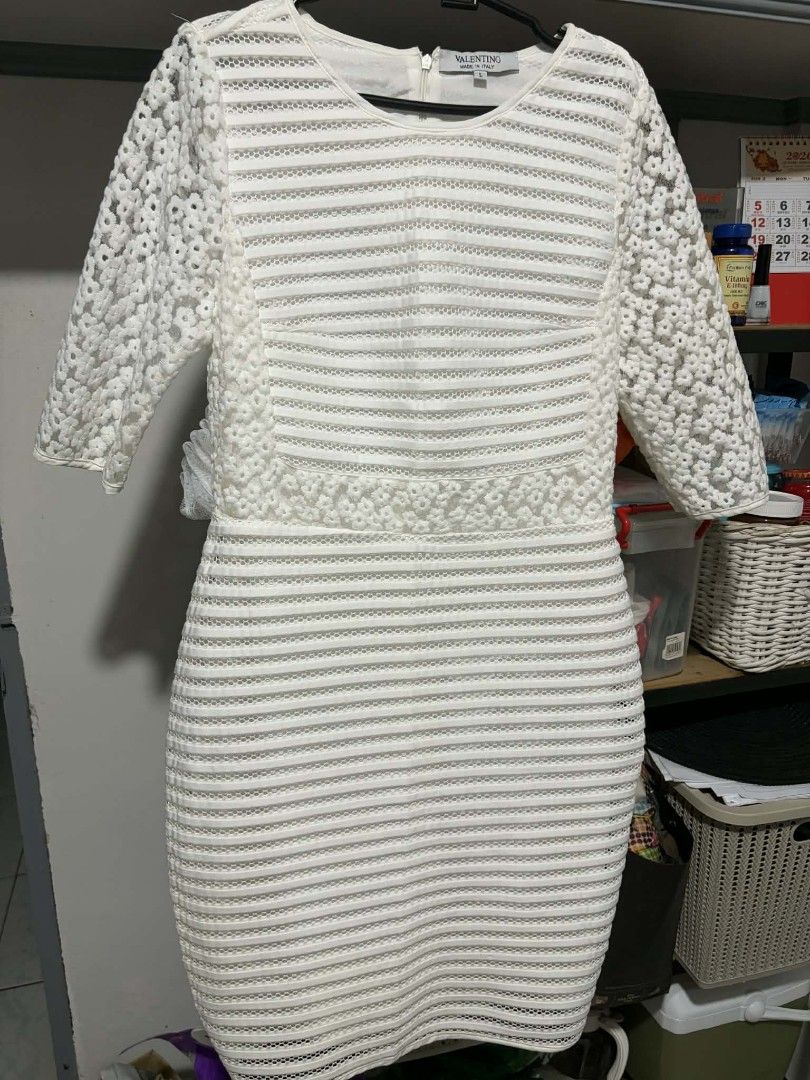 White Dress (Category: Dresses) located in Cavite. Submitted by jaycel79 (Listing ID 1441181073, Image 3). Description: fits to small..nerver been used. missing tag. Valentino brand.