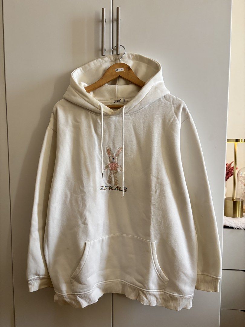 White Heavy-cotton Hoodie (Category: Coats, Jackets and Outerwear) located in Angeles City. Submitted by cartmuse.ph (Listing ID 1441306547, Image 3). Description: Selling my pre-owned hoodie. Size: XL Dimensions: 25 in x 28 in Color rate: Good 8.5/10 Material: Heavy Cotton In good condition.