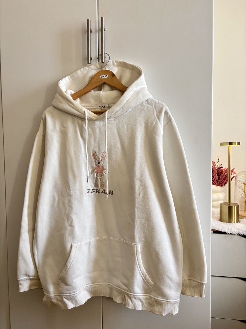 White Heavy-cotton Hoodie (Category: Coats, Jackets and Outerwear) located in Angeles City. Submitted by cartmuse.ph (Listing ID 1441306547, Image 2). Description: Selling my pre-owned hoodie. Size: XL Dimensions: 25 in x 28 in Color rate: Good 8.5/10 Material: Heavy Cotton In good condition.