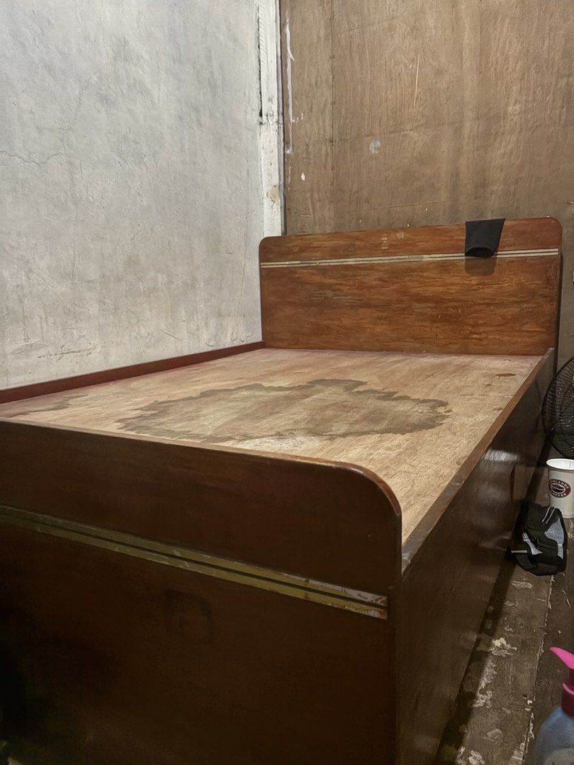 Wooden Bed Frame with Headboard (Category: Bed Frames & Mattresses) located in Manila. Submitted by ch_0010 (Listing ID 1441352668, Image 3). Description: -nakapal ang kahoy issue: may water mark sya sa as you can see in the picture. nabuhusan ng tubig nung maulan. No other issue hindi rin nakaapekto super tibay .