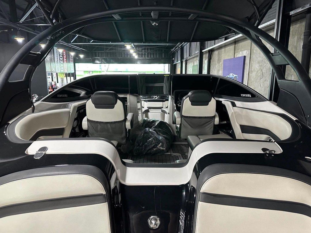 Yamaha 242 SE (Category: Boats and Aircrafts) located in Pasig City. Submitted by tycoon.cars (Listing ID 1441188703, Image 3). Description: Yamaha 242 SE - 2019 Model Updated Version - 24’ Length/7.32m - 2x 1812cc 1.8L High Output Yamaha Marine Engine - 60+ Running Hours - Fuel Capacity: 50Gal./189L Additional Features: - Seating capacity of 12-15 persons - Premium teak–style marine-grade carpet - Bow filler inserts for multiple seating configur