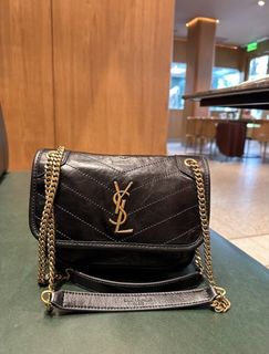 (Category: ) located in . Submitted by aluxxcloset (Listing ID 1441177878, Image 1). Description: .