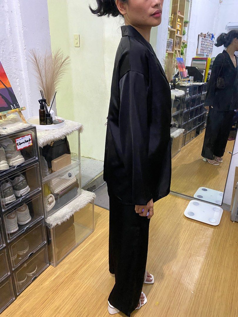 Zanzea Silk Black Coordinates (Category: Sets or Coordinates) located in Quezon City. Submitted by paaaaatrengers (Listing ID 1441365299, Image 2). Description: DECLUTTERING: For reference: Height: 160 cm/5’3” Bust: 81.3 cm/ 32 inch Weight: 47 kg.