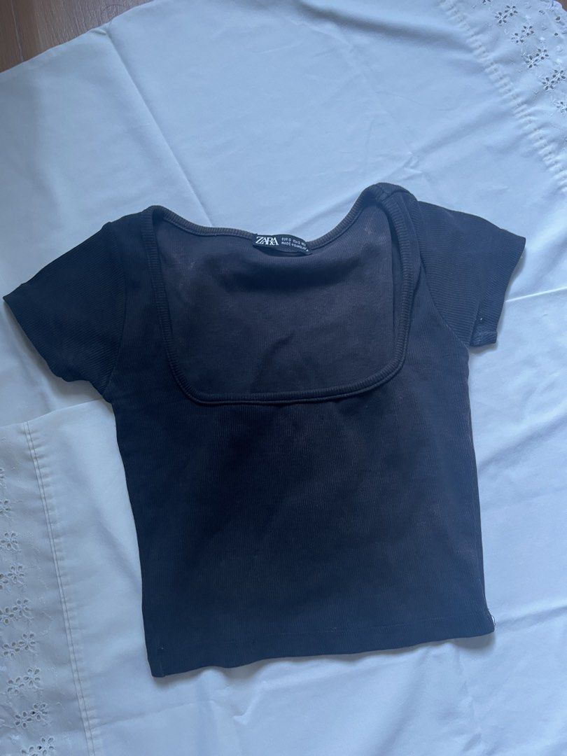 Zara Black Square Neck Ribbed Crop Top (Category: Sleeveless) located in Quezon City. Submitted by declutter._.closet (Listing ID 1441222119, Image 1). Description: - Black Zara crop top - Ribbed texture - Square neckline - Short sleeves - Estimated size: S - Versatile basic piece - Pairs well with jeans or skirts.
