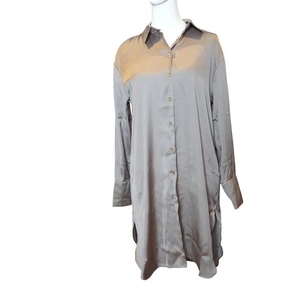 ZARA button up Shirt dress satin lightweight Women's size XS (up to M) uniqlo stradivarius pullnbear (Kategori: Atasan) berada di Jakarta Pusat. Dikirim oleh kapallaut (ID iklan 1441311163, Gambar 2). Deskripsi: ZARA button up Shirt dress satin lightweight Women’s size XS (up to M) Sekali pake Kondisi 95% Alasan jual: decluttering LD: 90cm P: 85cm #zara #uniqlo #stradivarius.