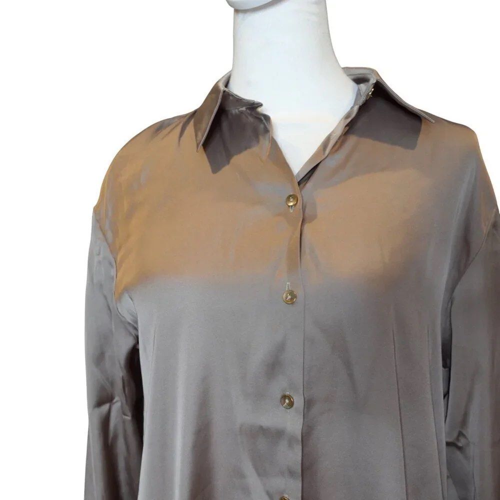ZARA button up Shirt dress satin lightweight Women's size XS (up to M) uniqlo stradivarius pullnbear (Kategori: Atasan) berada di Jakarta Pusat. Dikirim oleh kapallaut (ID iklan 1441311163, Gambar 3). Deskripsi: ZARA button up Shirt dress satin lightweight Women’s size XS (up to M) Sekali pake Kondisi 95% Alasan jual: decluttering LD: 90cm P: 85cm #zara #uniqlo #stradivarius.
