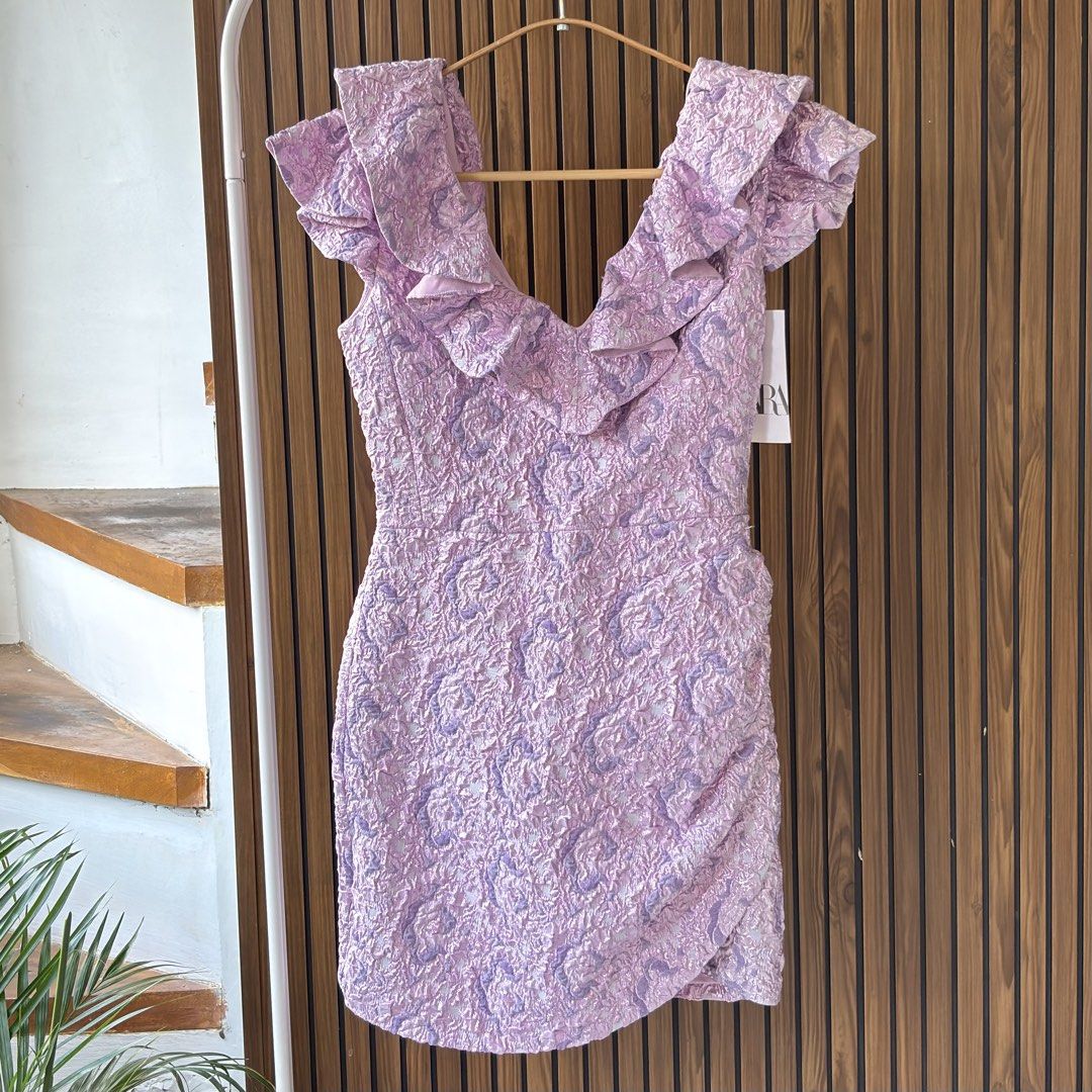 ZARA Lilac Textured Ruffle Mini Dress (Category: Dresses) located in Cavite. Submitted by declutteringmama12 (Listing ID 1441296901, Image 1). Description: ZARA Lilac Textured Ruffle Mini Dress Size: Small Brand New With Tags (BNWT) A stunning lilac jacquard mini dress featuring a romantic ruffle neckline and flattering fitted silhouette. Perfect for weddings, parties, birthdays, bridal showers, date nights, and special occasions. ✨ Brand New Wit