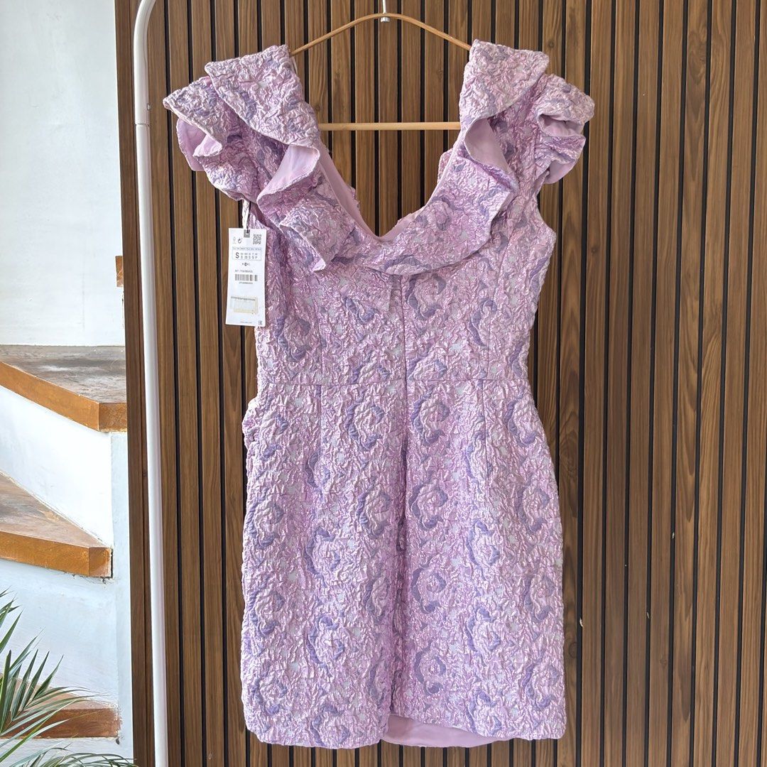 ZARA Lilac Textured Ruffle Mini Dress (Category: Dresses) located in Cavite. Submitted by declutteringmama12 (Listing ID 1441296901, Image 2). Description: ZARA Lilac Textured Ruffle Mini Dress Size: Small Brand New With Tags (BNWT) A stunning lilac jacquard mini dress featuring a romantic ruffle neckline and flattering fitted silhouette. Perfect for weddings, parties, birthdays, bridal showers, date nights, and special occasions. ✨ Brand New Wit
