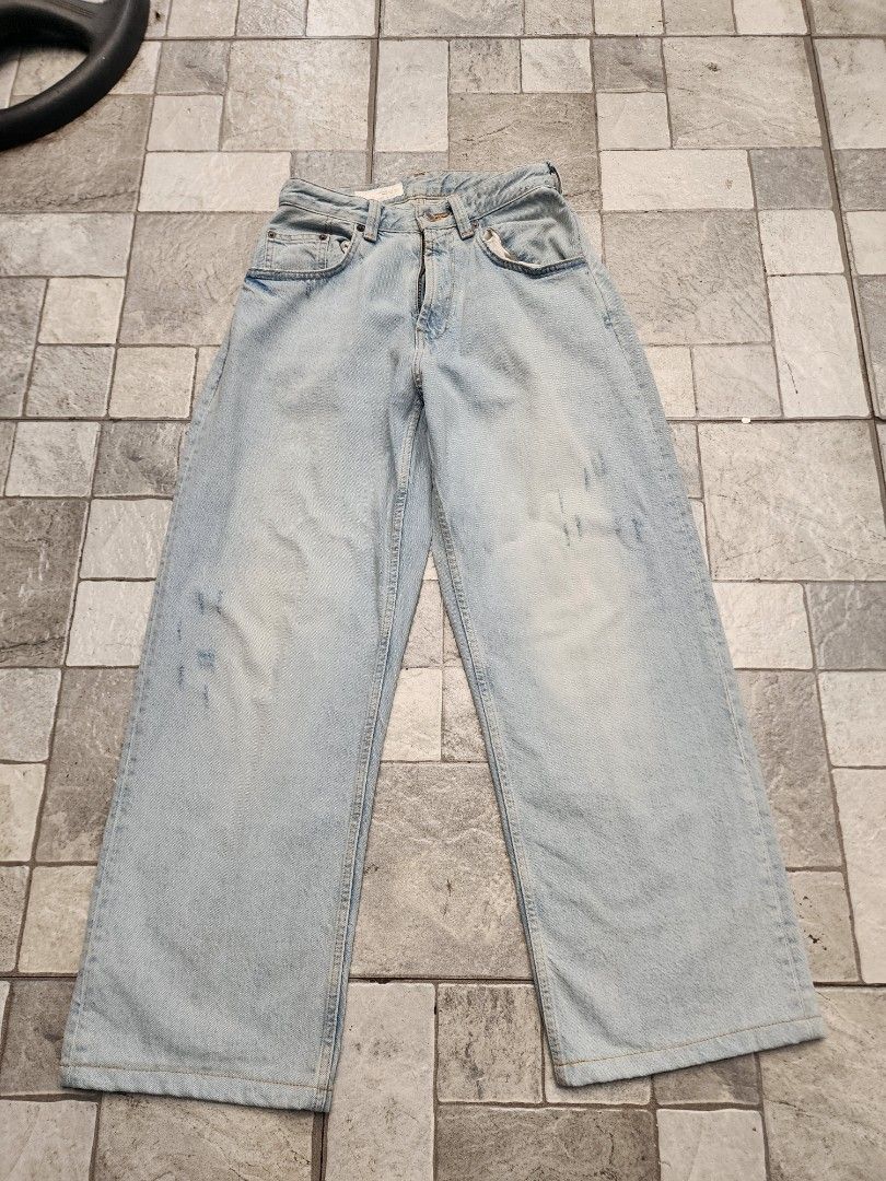 Zara original baggy light blue denim (Category: Jeans) located in Manila. Submitted by smrshops (Listing ID 1441240290, Image 1). Description: waist- 40cm length- 42 inch leg- 10.5 inch Rfs: Decluttering .