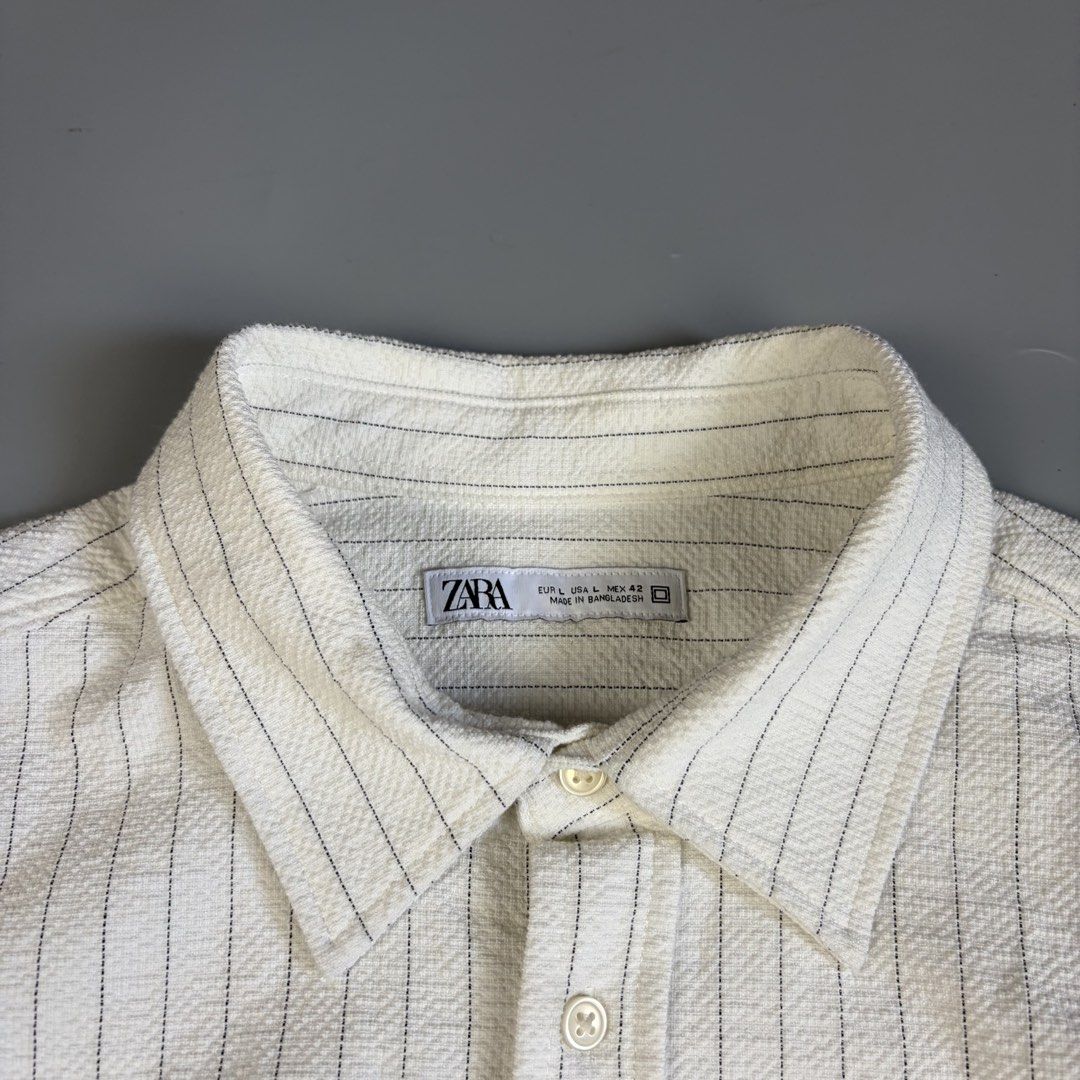 Zara Striped Casual White Button Down Shirt (Category: Formal Shirts) located in Manila. Submitted by yourtherapist_ (Listing ID 1441184632, Image 3). Description: Zara Striped Casual White Button Down Shirt Large Excellent condition 9/10 Width - 22” Length - 28” 850.