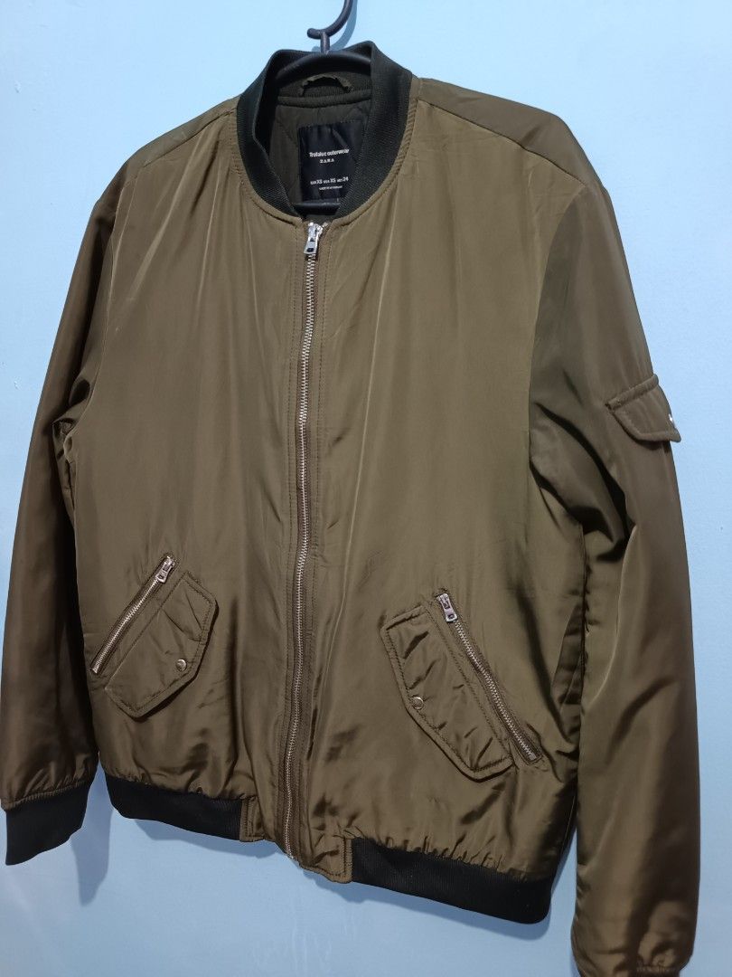 ZARA Trafaluc Outerwear Army Green Bomber Jacket (Category: Coats, Jackets and Outerwear) located in Taguig. Submitted by trendinc (Listing ID 1441355855, Image 2). Description: ZARA Trafaluc Outerwear Army Green Bomber Jacket ‎💸 Price: 500 ‎📏 Dimension (In Inches): Best fit - S to semi Medium ‎ Length: 24 - Width: 19 ‎🎨 Color Rate - 9.5/10 ‎👕 Complete with neck tag and wash tag ‎⚠️ Honest Issue/s: NONE ‎💰 PAYMENT METHOD: GCash (PAYMENT FIRS