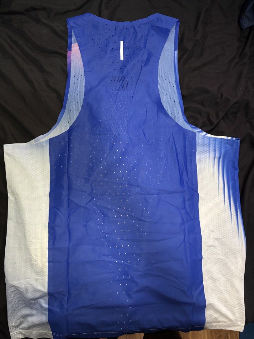 2XU Running Singlet Blue White Gradient Athletic Tank Top (Category: Activewear) located in Muntinlupa City. Submitted by kdloading (Listing ID 1443022130, Image 2). Description: Used once Too big.