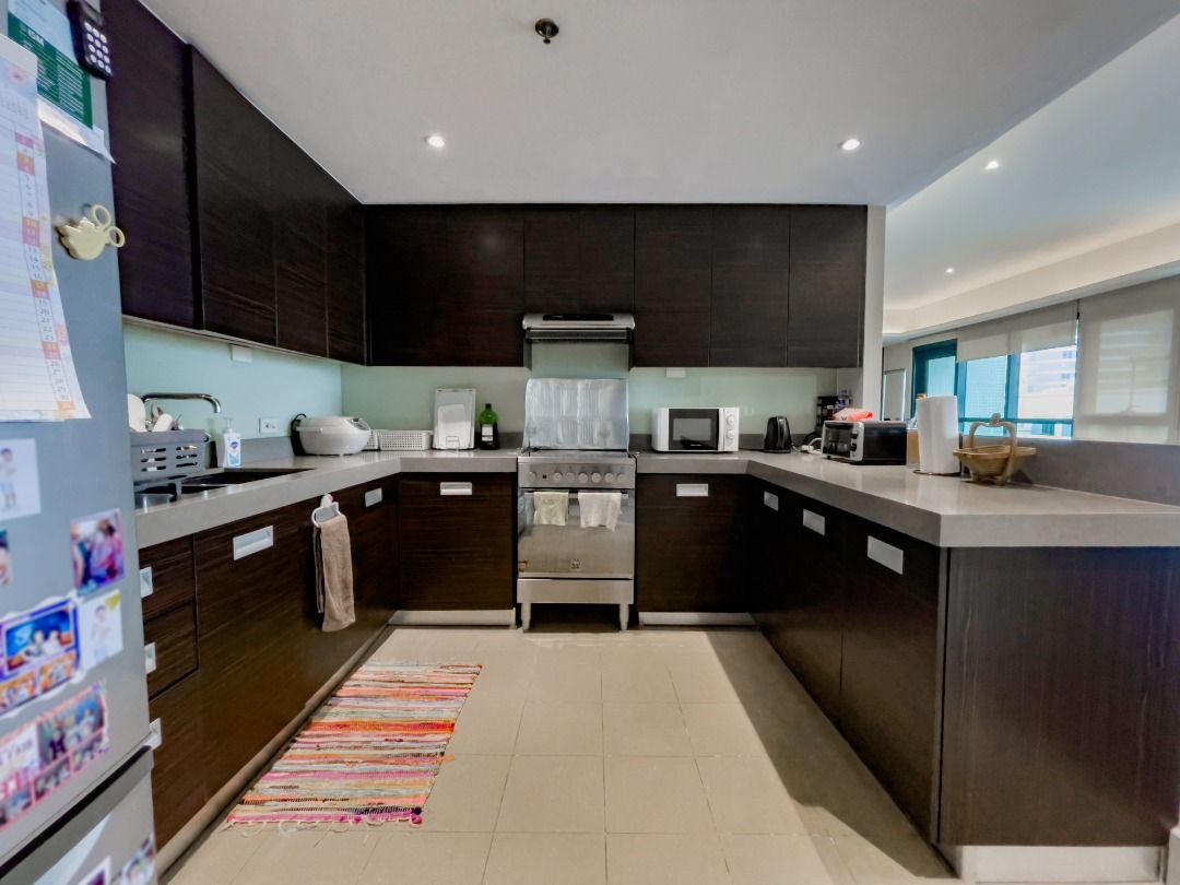 3BR Unit For Sale - Edades Tower (Category: Apartments & Condos) located in Makati City. Submitted by vsg.realestate (Listing ID 1443121807, Image 3). Description: 🔆 3BR Unit For Sale - Eurovilla 3 📌Property Details Tower 2 19th Floor 3BR 3TB 180 sqm 2 Parking Slots 📌Features Corner unit Well maintained unit With powder room Maid’s room with own T&B 📌Amenities Swimming Pool Squash Court Gymnasium Children's Playground Recreational Hall Podium