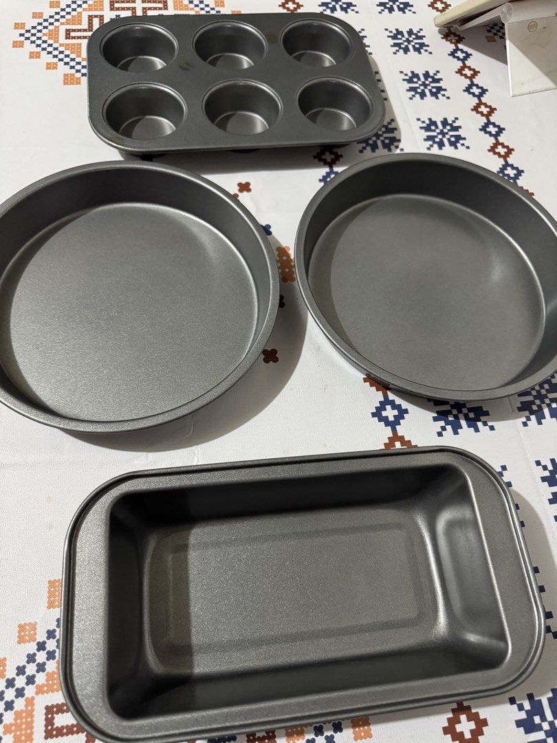 3D Stand Mixer with Baking Pans and Muffin Tin (Category: Bakeware) located in Las Pinas. Submitted by thestasher (Listing ID 1443034521, Image 3). Description: - Grey 3D Stand Mixer - Includes beaters and dough hooks - Comes with 2 round cake pans - Includes 1 loaf pan - Also includes a 6-cup muffin tin - Ideal for all your baking needs.