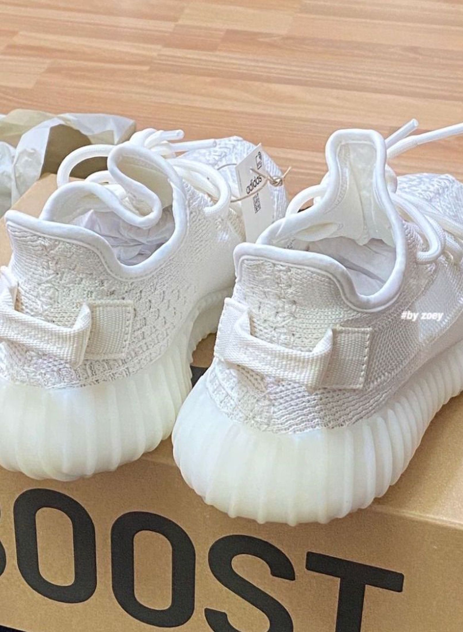 adidas originals Yeezy Boost 350 V2 Bone White (Category: Sneakers) located in Singapore. Submitted by kofiercecloud (Listing ID 1443123572, Image 2). Description: 📜 Adidas Quality Promise adidas originals Yeezy Boost 350 V2 Bone White All items are brand new I send photos within ~3 days to confirm before shipping Free delivery via J&T or Ninja Van Cash on delivery — only pay when you receive Chat me anytime 💬.