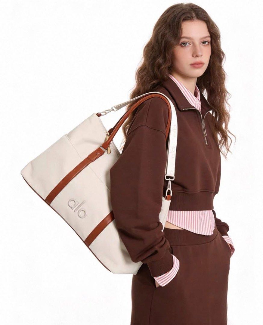Alo Yoga bag (Category: Shoulder Bags) located in Manila. Submitted by raya021 (Listing ID 1443040111, Image 1). Description: .
