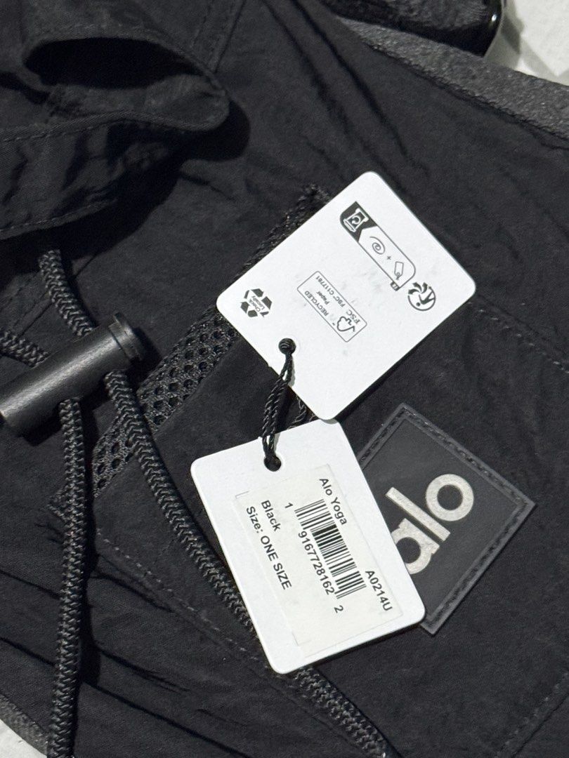 Alo Yoga Black Drawstring Bucket Bag One Size (Category: Cross-body Bags) located in Bulacan. Submitted by elihoh (Listing ID 1443046733, Image 2). Description: - Brand new Alo Yoga bucket bag - Color: Black - Closure: Drawstring - Strap: Adjustable - Features: Front pocket with Alo logo - Condition: Original tags attached - Ideal for: Everyday use, gym sessions.