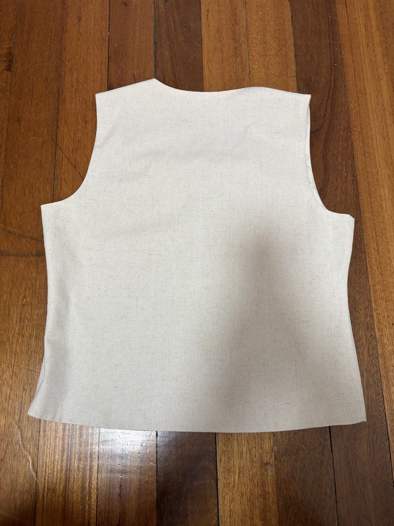 Authentic Forme Beige Sleeveless Top (Category: Sleeveless) located in Quezon City. Submitted by mnl.declutter (Listing ID 1443022248, Image 2). Description: Authentic Forme Beige Sleeveless Top •in great condition •worn once only •has a zipper on the side Size guide •shoulder width ≈ 14 in •width ≈ 19.5 in •length ≈ 21.5 in DM for any questions or inquiries! 😊 MOP - Gcash SF - c/o buyer.
