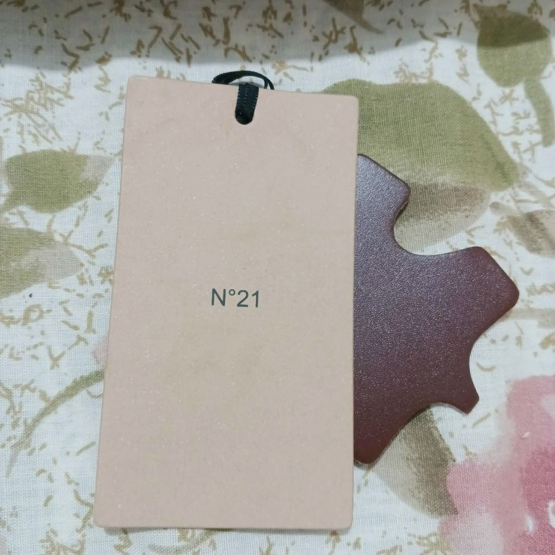 AUTHENTIC N21 SLING BAG BRAND NEW (Category: Cross-body Bags) located in Bay. Submitted by bunyeaimeevanessa150 (Listing ID 1443075067, Image 2). Description: .