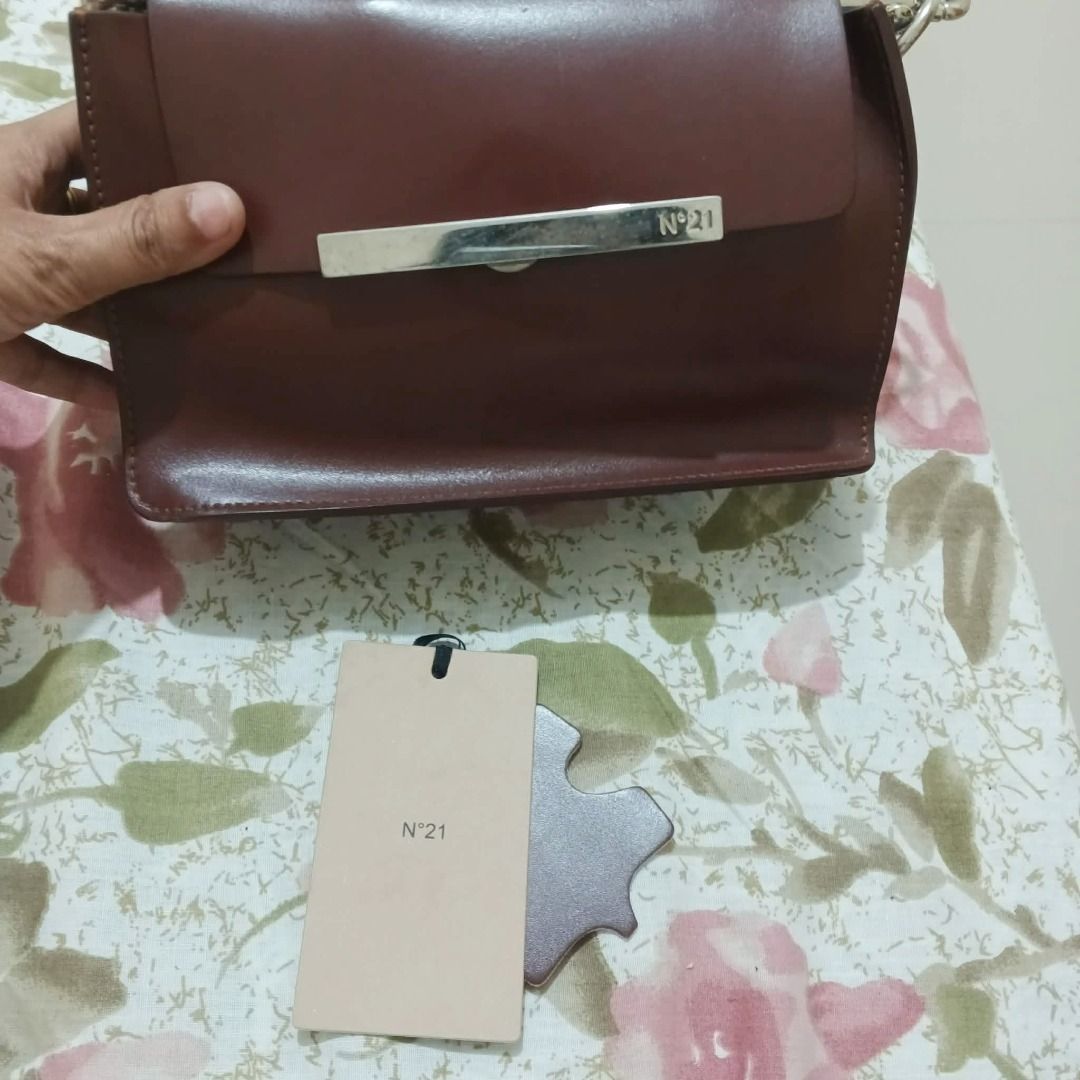 AUTHENTIC N21 SLING BAG BRAND NEW (Category: Cross-body Bags) located in Bay. Submitted by bunyeaimeevanessa150 (Listing ID 1443075067, Image 1). Description: .