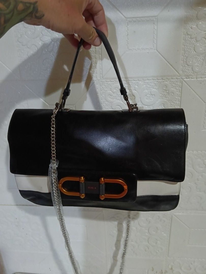 Authentic/Legit 💯 Furla Ballaria Handbag (Category: Luxury Bags & Wallets) located in Manila. Submitted by archie_doroy (Listing ID 1443061411, Image 2). Description: Authentic/Legit 💯 Furla Ballaria Handbag Made in italy Medium size Rank AB In good condition Issue missing Strap. Replace Chain Strap minima presmark sign of use No any cracks and fade sa Leather. 1150 Freeship only.