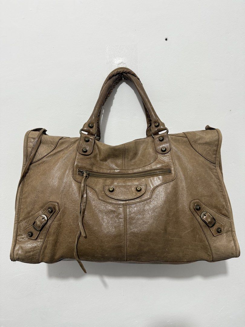 Balenciaga work bag (Category: Luxury Bags & Wallets) located in Sorsogon. Submitted by jovert_23alviz (Listing ID 1443096937, Image 1). Description: Vintage balenciaga city 2006 Size large Width 17.7 Lenght 10.3 .