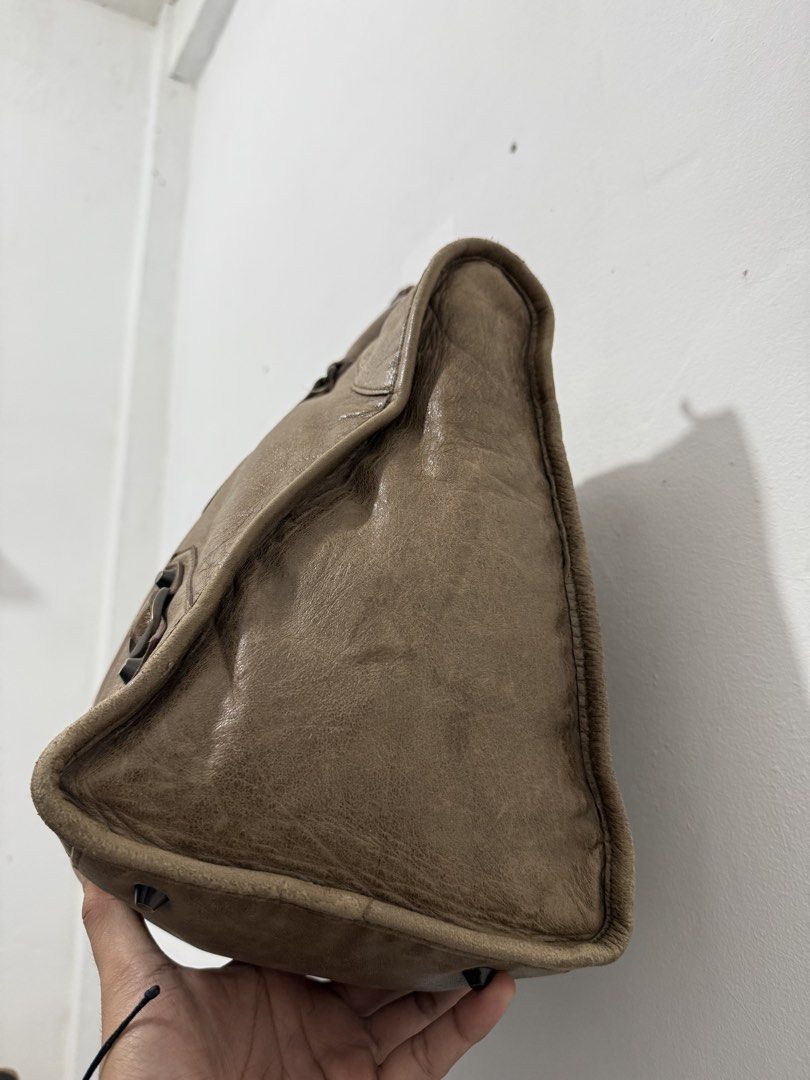 Balenciaga work bag (Category: Luxury Bags & Wallets) located in Sorsogon. Submitted by jovert_23alviz (Listing ID 1443096937, Image 3). Description: Vintage balenciaga city 2006 Size large Width 17.7 Lenght 10.3 .