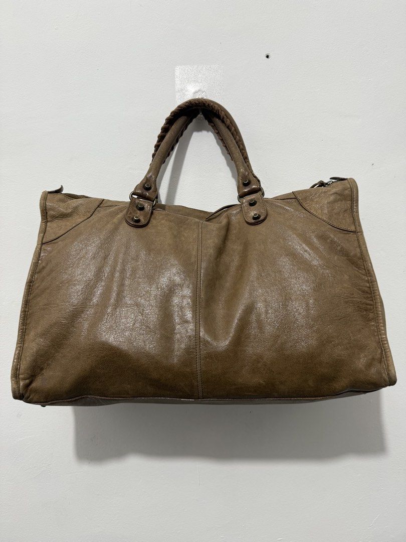 Balenciaga work bag (Category: Luxury Bags & Wallets) located in Sorsogon. Submitted by jovert_23alviz (Listing ID 1443096937, Image 2). Description: Vintage balenciaga city 2006 Size large Width 17.7 Lenght 10.3 .