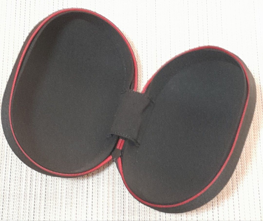 Beats by Dr. Dre Carrying Case (Category: Headphones & Headsets) located in Las Pinas. Submitted by 84vintage (Listing ID 1442985806, Image 3). Description: Actual photos posted. Please examine them carefully as they are part of the description. --📌 MUST READ Before Dealing with us 📌-- ⚠️Price is posted. No lowballs please. ⚠️Vintage items are only sold As Is Where Is. If you want new items without any flaws, you can buy at the mall. Please man