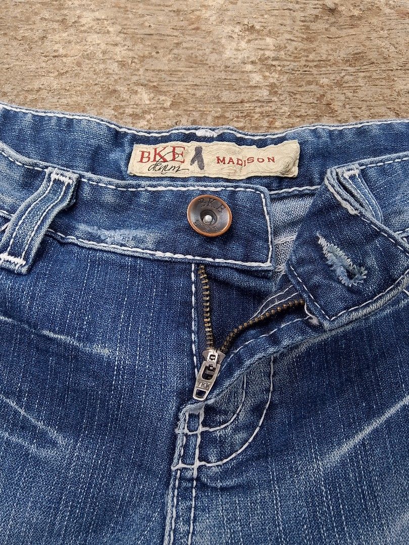 BKE Denim Madison Stretch Lowrise Denim Short (Category: Shorts) located in Bonifacio. Submitted by rasfinds16 (Listing ID 1443036653, Image 2). Description: Brand : BKE Denim 📌ALL ITEMS ARE NEGOTIABLE / DM ME 📩 📌Color may vary due to lighting. Waist : 27 Color Rate : 9.5 / 10b Condition : Excellent Issue : None / Need wash MOP : GCash Courier : J&T Location : Mindanao - PAY NOW / SHIPPED NOW | TOMORROW - WE SHIP NATIONWIDE VIA J&T - ITEMS ARE