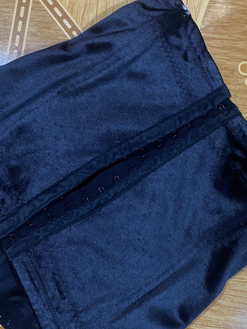 Black Corset Top with Hook and Eye Closure (Category: Others Tops) located in Manila. Submitted by dear_soleil (Listing ID 1442975761, Image 3). Description: xs-s (up to bust 34) complete boning.