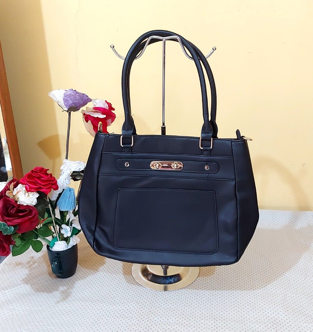Black Leather shoulderbag/Handbag (Category: Shoulder Bags) located in La Trinidad. Submitted by marksols (Listing ID 1442968266, Image 1). Description: .