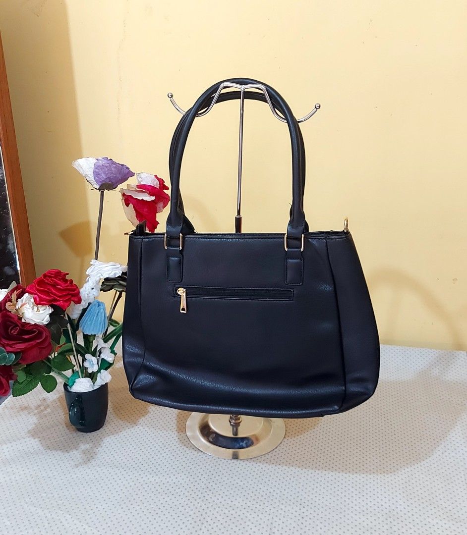 Black Leather shoulderbag/Handbag (Category: Shoulder Bags) located in La Trinidad. Submitted by marksols (Listing ID 1442968266, Image 2). Description: .