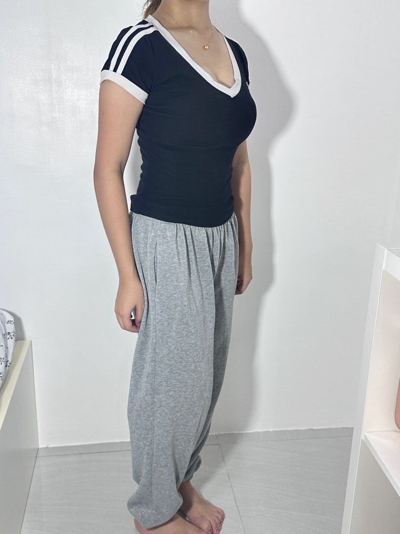 Black V-neck Top with White Stripes (Category: Sleeveless) located in Agdangan. Submitted by mvania (Listing ID 1443013506, Image 3). Description: - Black V-neck top - White stripes on sleeves and neckline - Small bow detail on chest - Stretchy material for a comfortable fit - Ideal for casual wear.