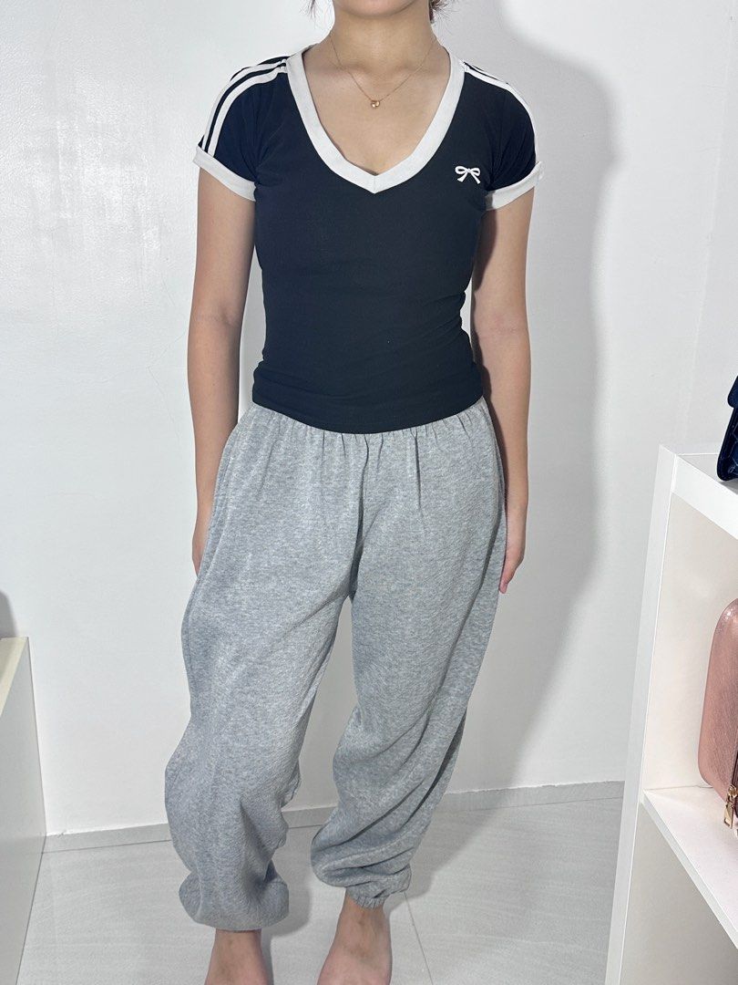 Black V-neck Top with White Stripes (Category: Sleeveless) located in Agdangan. Submitted by mvania (Listing ID 1443013506, Image 2). Description: - Black V-neck top - White stripes on sleeves and neckline - Small bow detail on chest - Stretchy material for a comfortable fit - Ideal for casual wear.