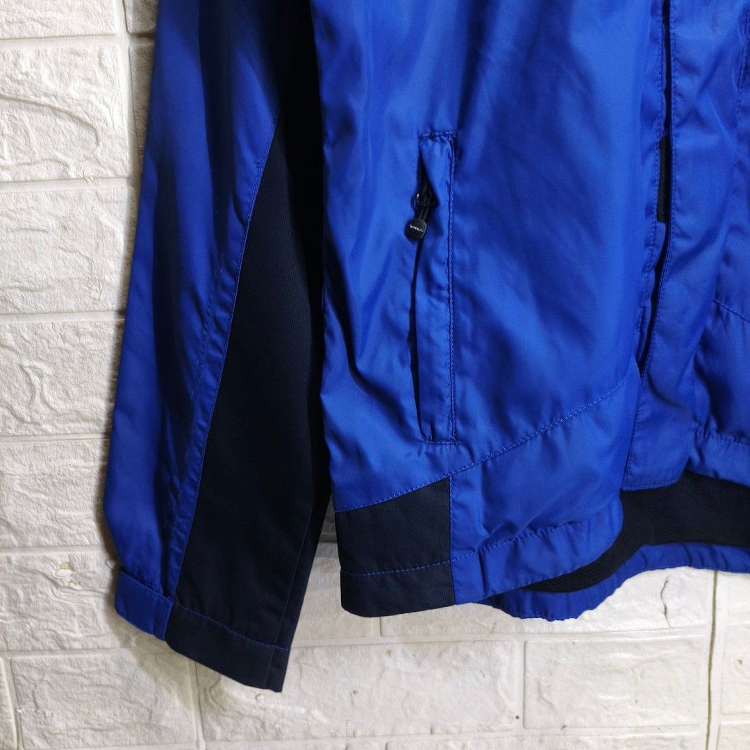 Bossini Blue Windbreaker Jacket Size M/L (Category: Coats, Jackets and Outerwear) located in Caloocan City. Submitted by 3teeenx_ (Listing ID 1443025631, Image 3). Description: - Brand: Bossini - Type: Blue Windbreaker Jacket - Size: M/L - Features: Zip-up front, pockets, mesh lining - Ideal for: Outdoor activities, casual wear - Condition: Good, ready for a new owner.