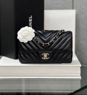 (Category: ) located in . Submitted by neverfull_luxury_sg (Listing ID 1443043231, Image 1). Description: .