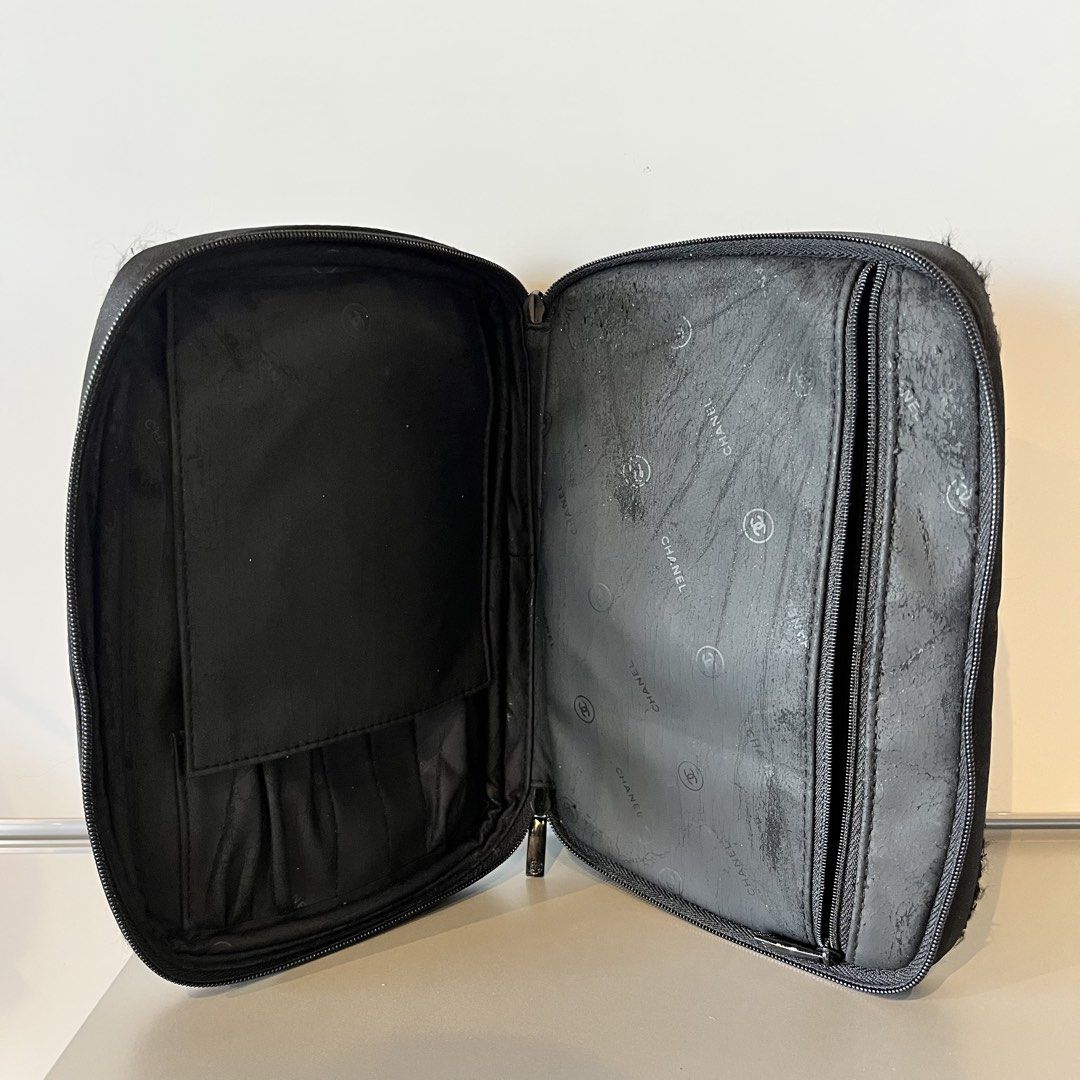 Chanel Makeup Pouch Organizer Black (Category: Makeup) located in Valencia. Submitted by yaku_lux (Listing ID 1443033973, Image 3). Description: Authentic Chanel makeup pouch. Black with embossed logo. Double zip, interior compartments & zip pocket. Some interior wear shown. Made in China..