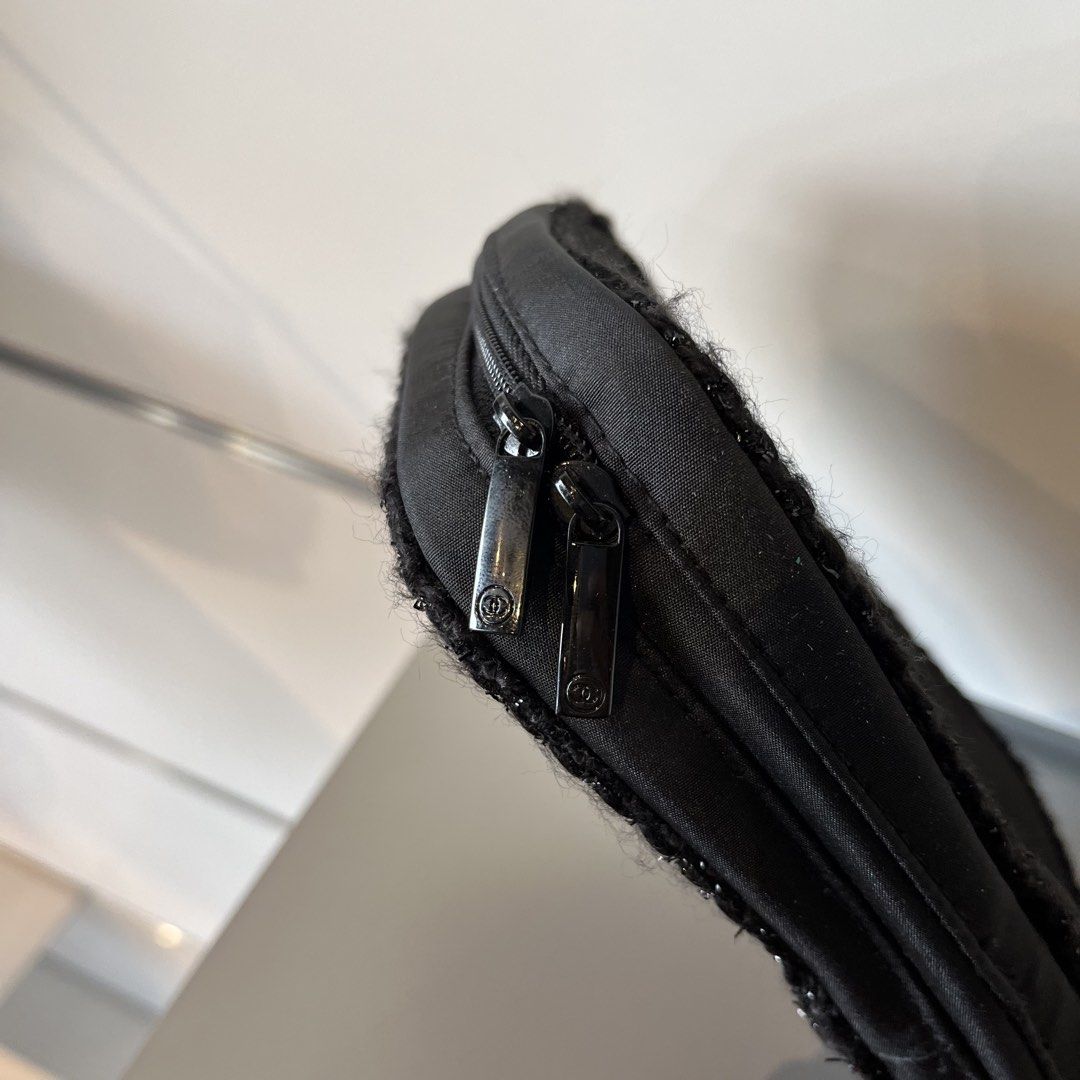 Chanel Makeup Pouch Organizer Black (Category: Makeup) located in Valencia. Submitted by yaku_lux (Listing ID 1443033973, Image 2). Description: Authentic Chanel makeup pouch. Black with embossed logo. Double zip, interior compartments & zip pocket. Some interior wear shown. Made in China..