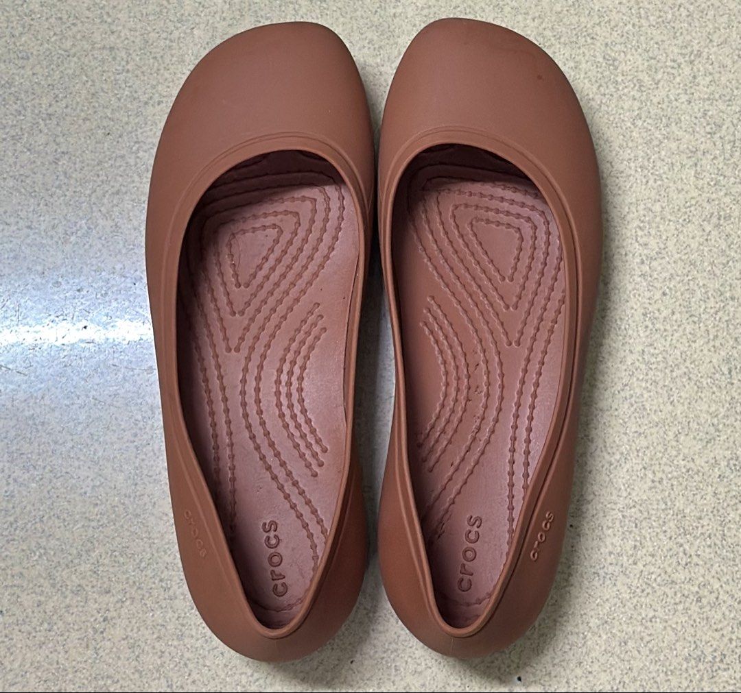 Crocs Brooklyn Flats Size 5 in Spice Color (Category: Flats & Sandals) located in Quezon City. Submitted by mhycuratedpieces (Listing ID 1443008458, Image 2). Description: Bought from Glorietta 2 during their clearance sale, around 1300 nlng, kht alam kong masikip skn, unfortunately upon trying to use it the first time, hnd ako comfortable. Bought this since it is my super favorite design na mahirap ng mabili .. unfortunately lumaki n tlga paa ko