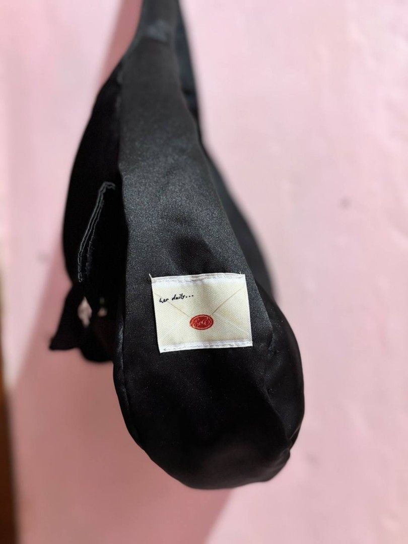 EOE Lola bag black (Category: Shoulder Bags) located in Taguig. Submitted by RetroStella (Listing ID 1443070238, Image 2). Description: used thrice no issue.