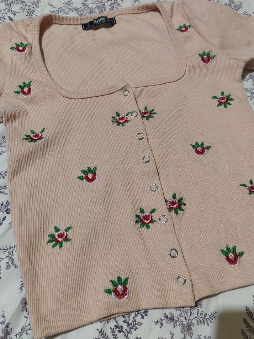 floral embroidered knitted top (Category: Blouses) located in Bulacan. Submitted by angel.decluttersx (Listing ID 1443050888, Image 2). Description: small in size never worn bnew.