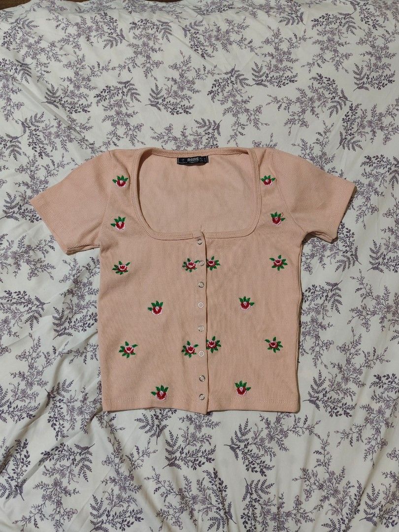 floral embroidered knitted top (Category: Blouses) located in Bulacan. Submitted by angel.decluttersx (Listing ID 1443050888, Image 1). Description: small in size never worn bnew.